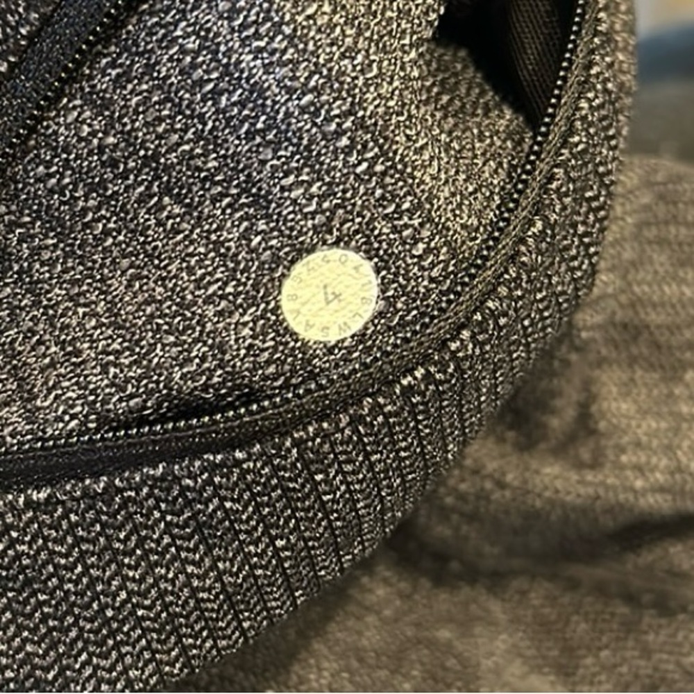 Lululemon Leggings Cropped with pockets - Size 4. - Picture 3 of 3